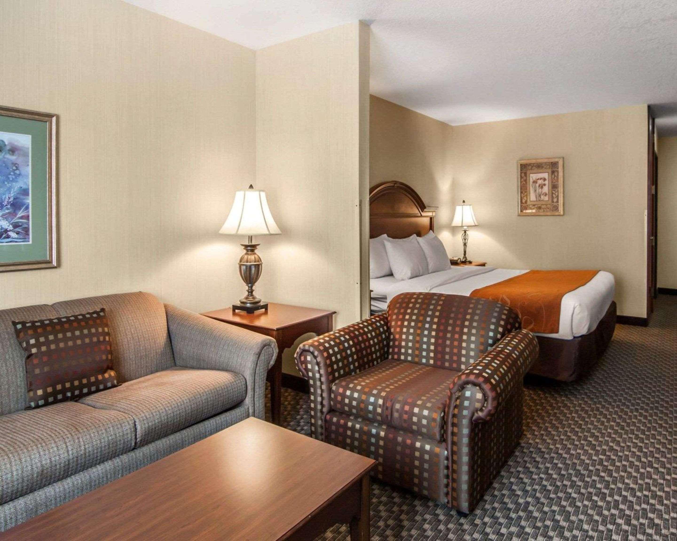 קורבליס Comfort Suites מראה חיצוני תמונה