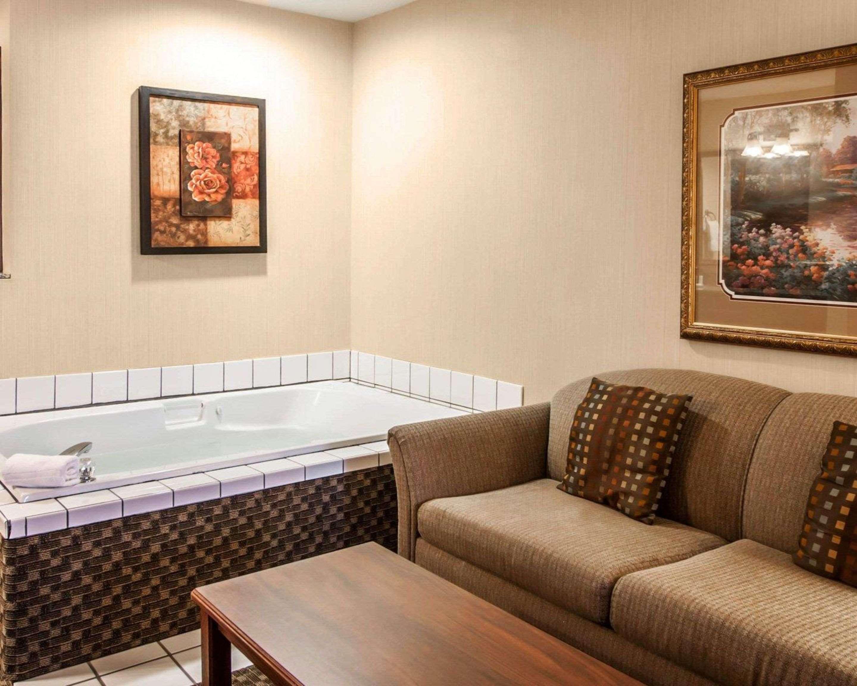 קורבליס Comfort Suites מראה חיצוני תמונה