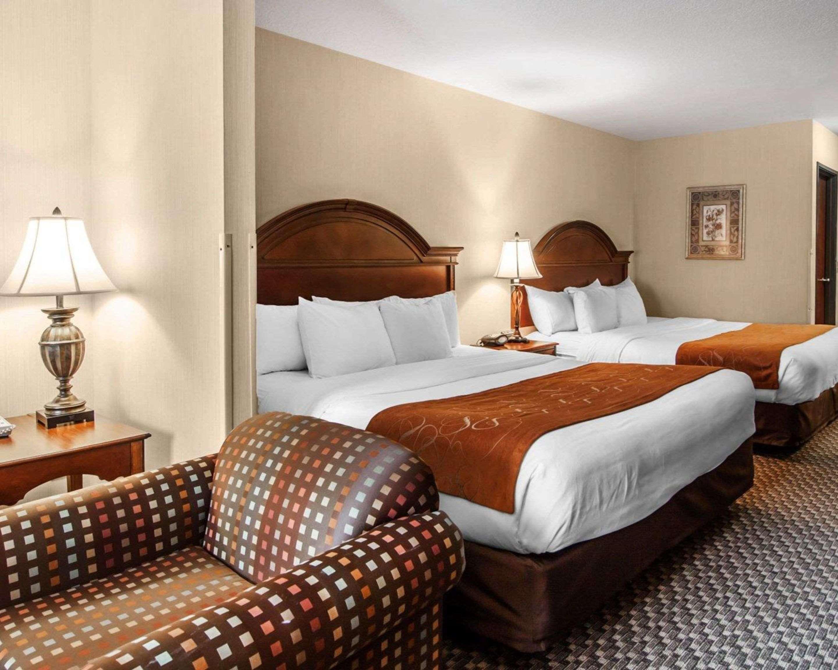 קורבליס Comfort Suites מראה חיצוני תמונה