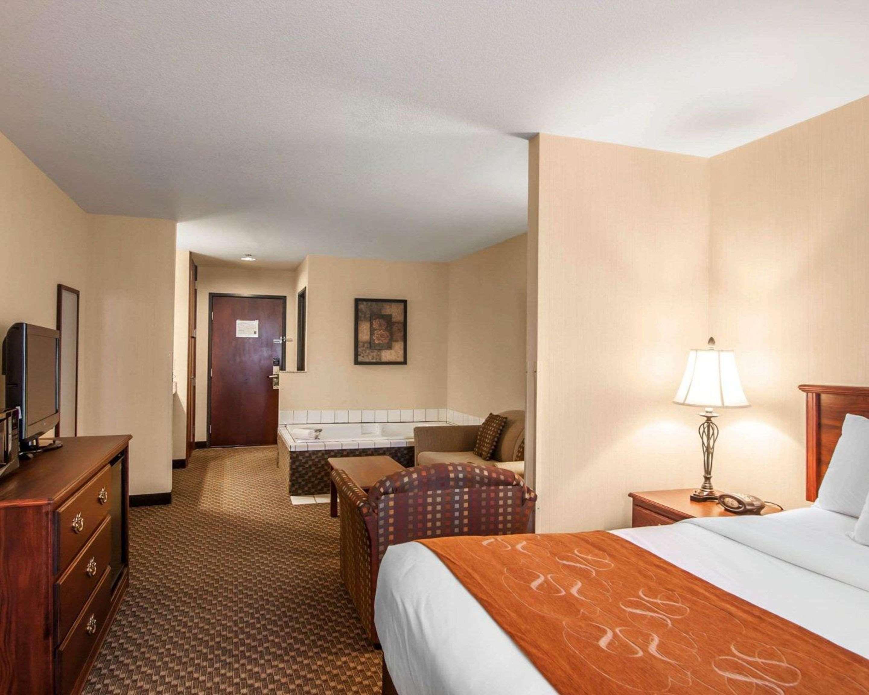 קורבליס Comfort Suites מראה חיצוני תמונה