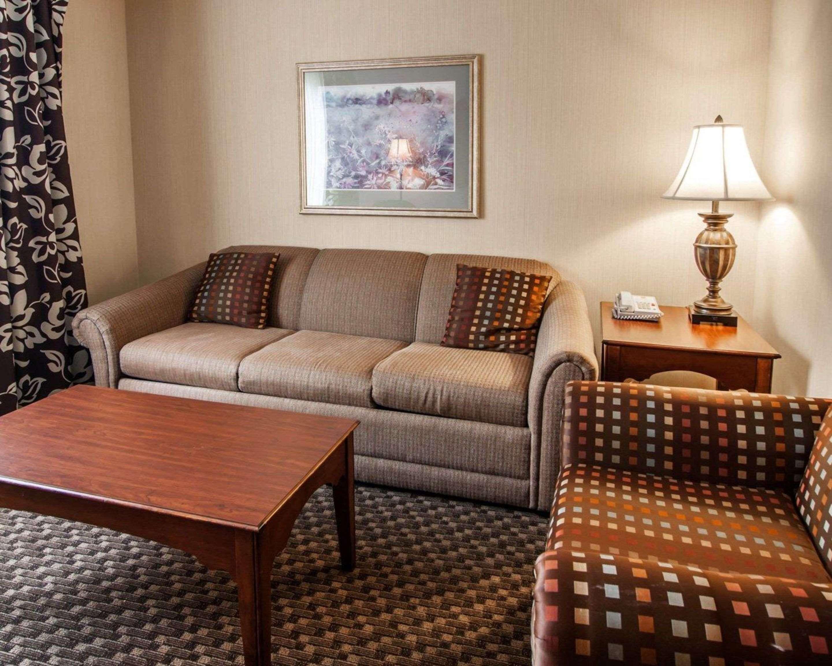 קורבליס Comfort Suites מראה חיצוני תמונה