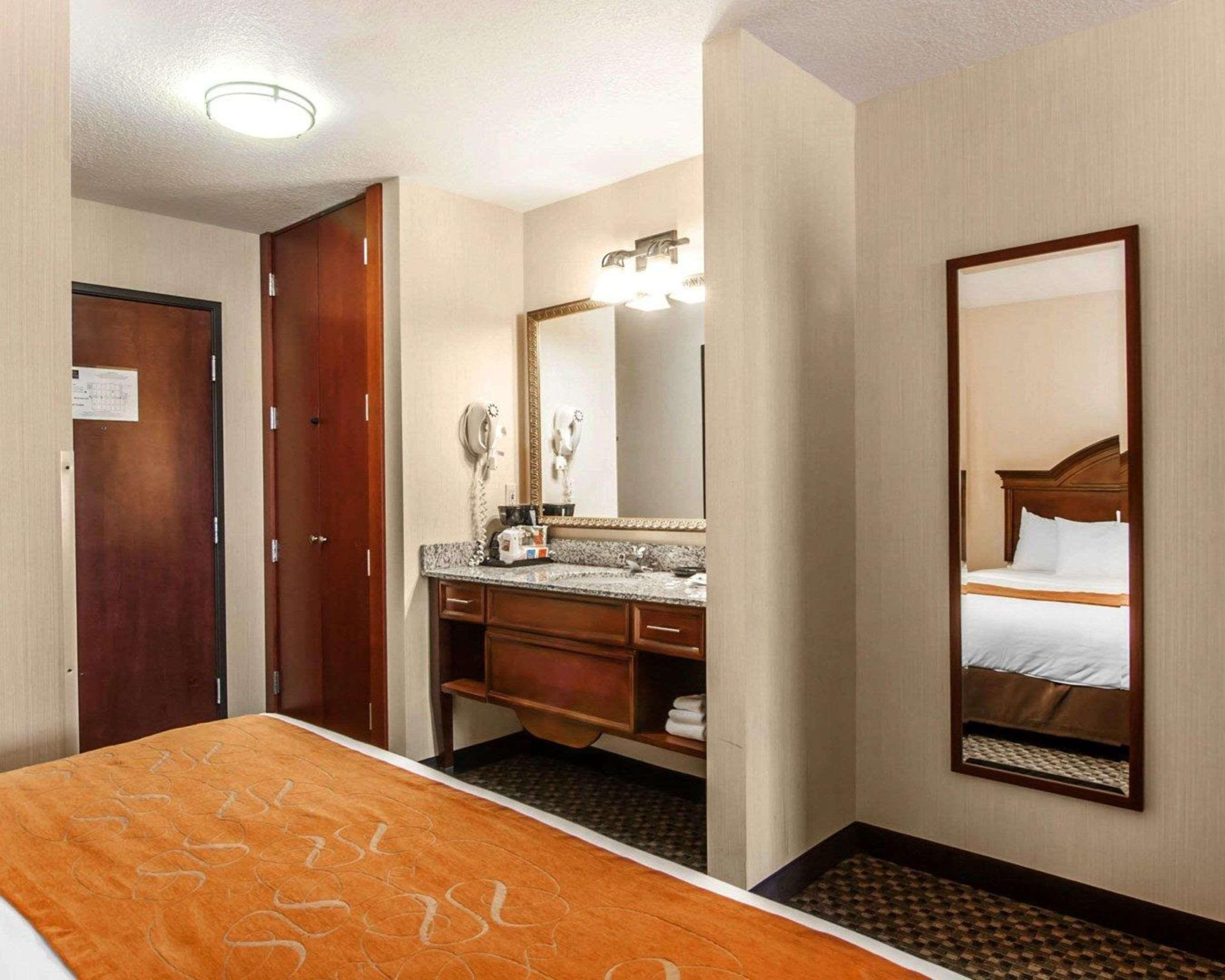 קורבליס Comfort Suites מראה חיצוני תמונה