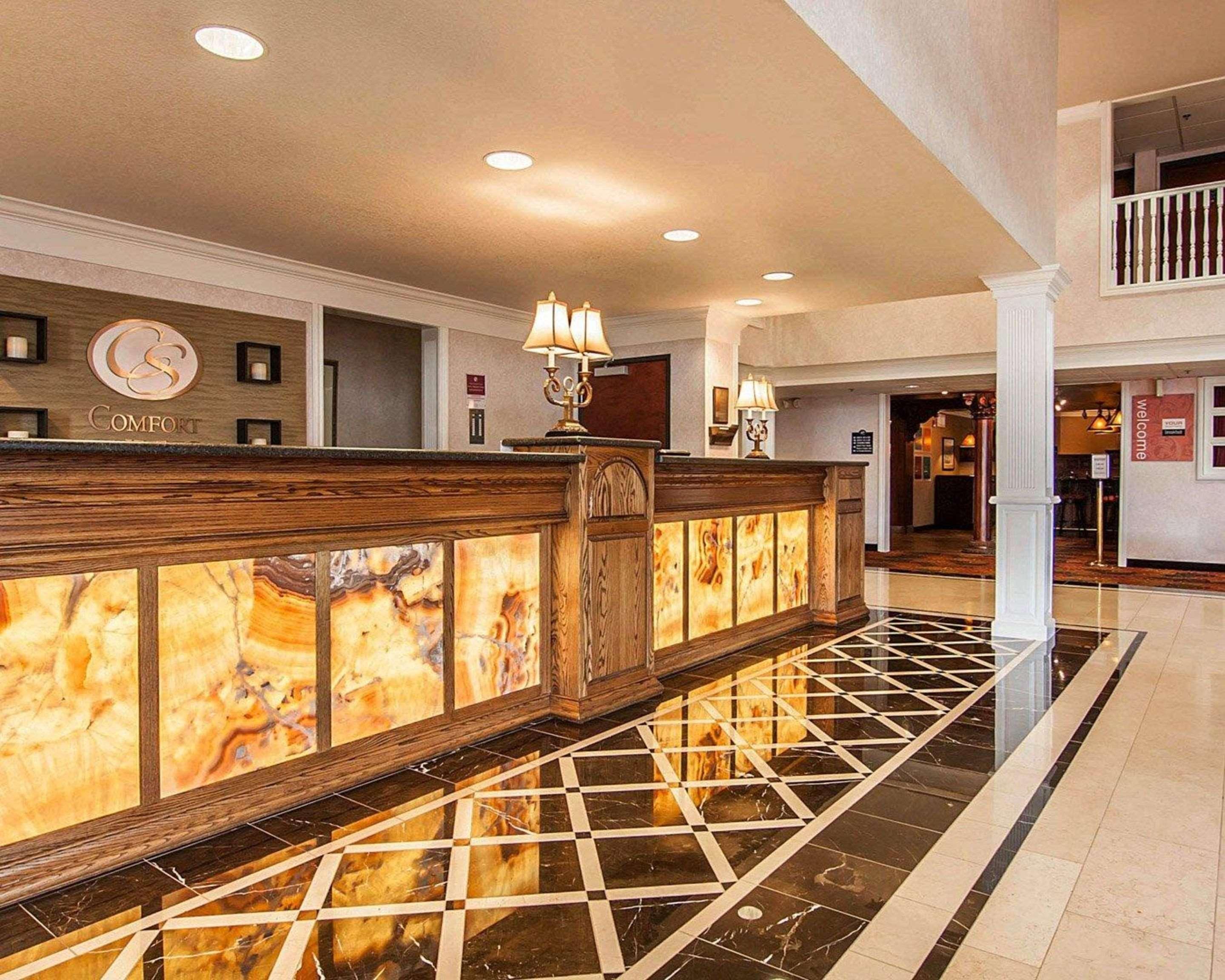 קורבליס Comfort Suites מראה חיצוני תמונה