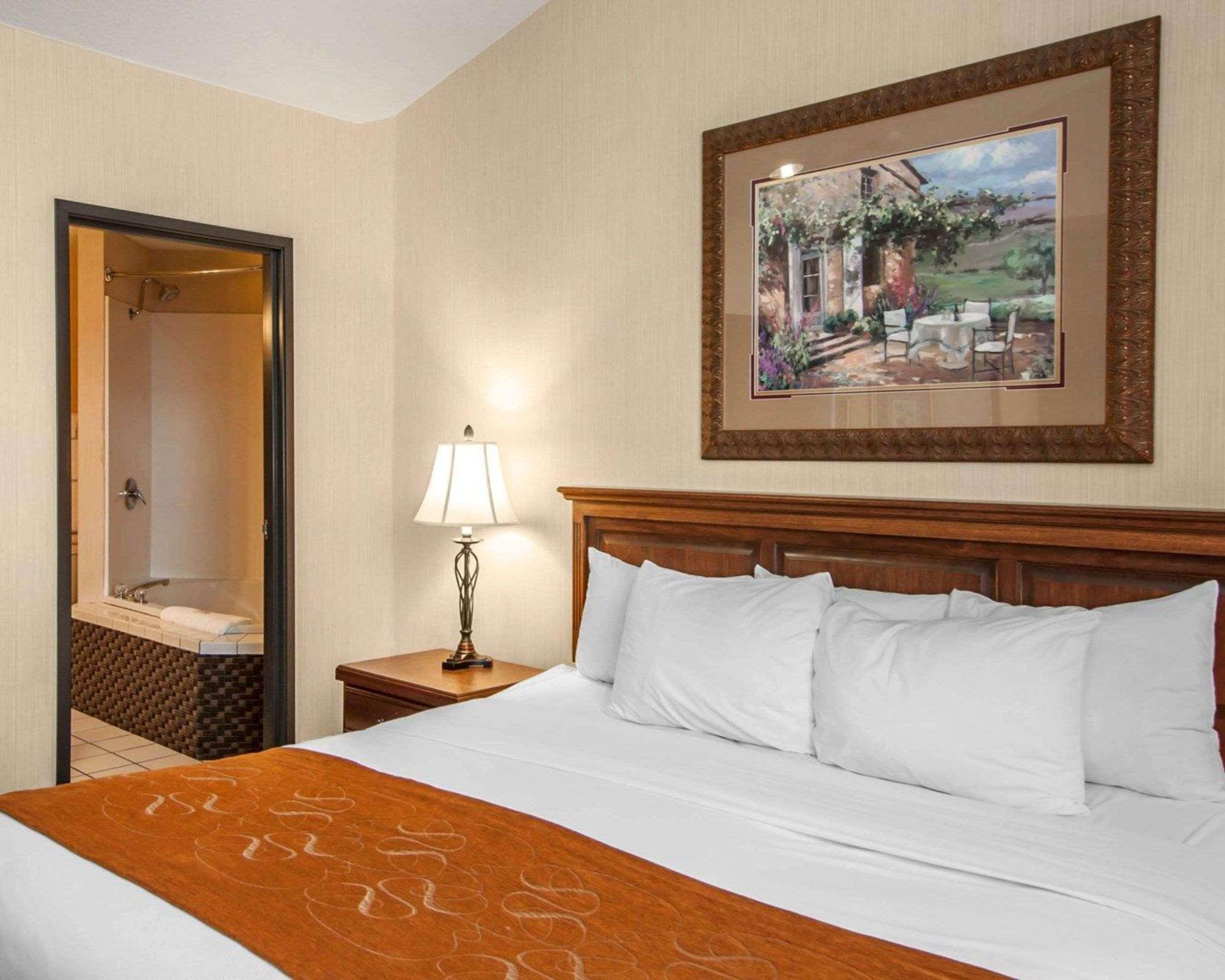 קורבליס Comfort Suites מראה חיצוני תמונה