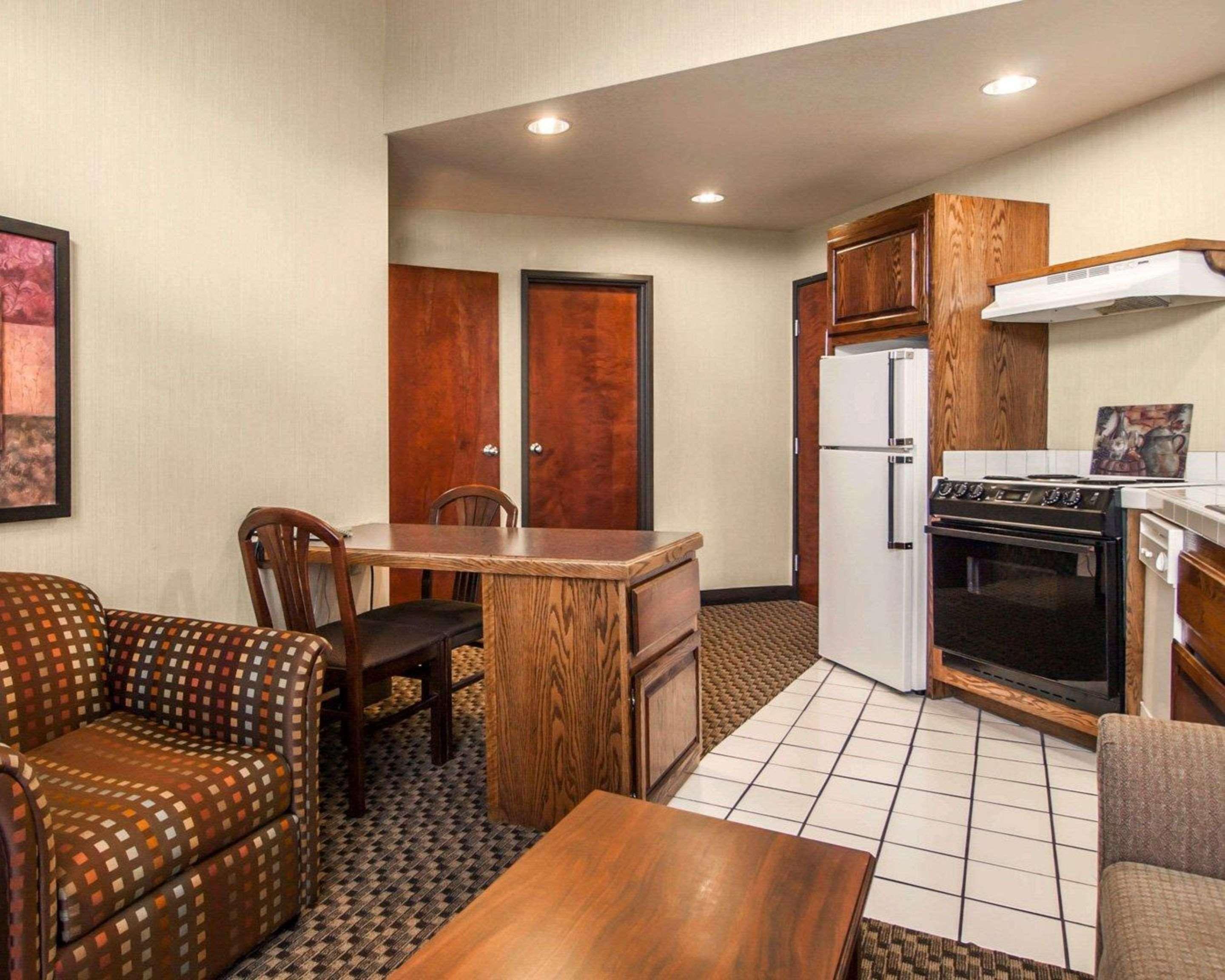 קורבליס Comfort Suites מראה חיצוני תמונה