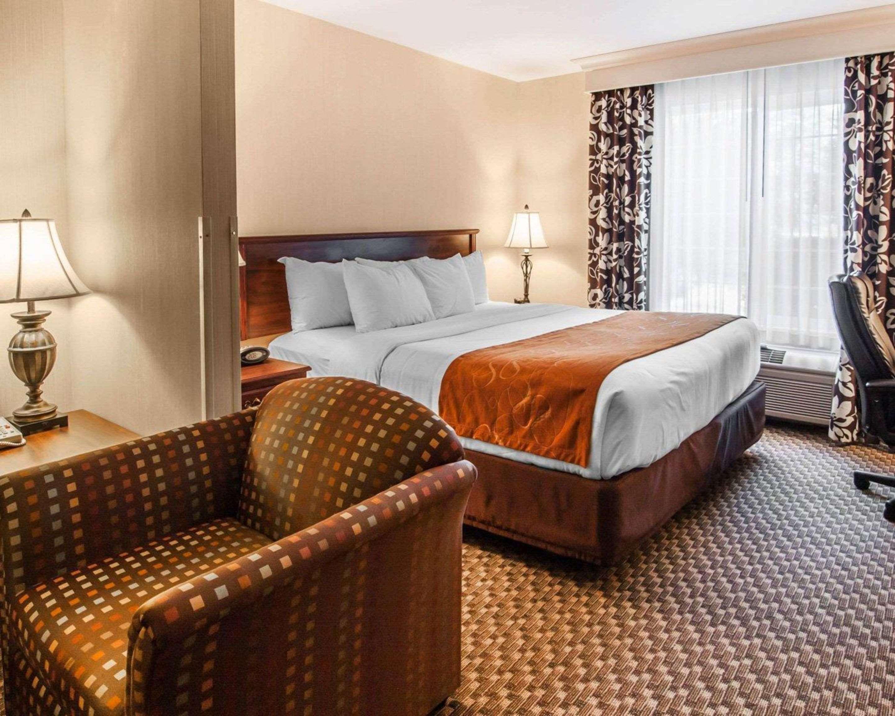 קורבליס Comfort Suites מראה חיצוני תמונה