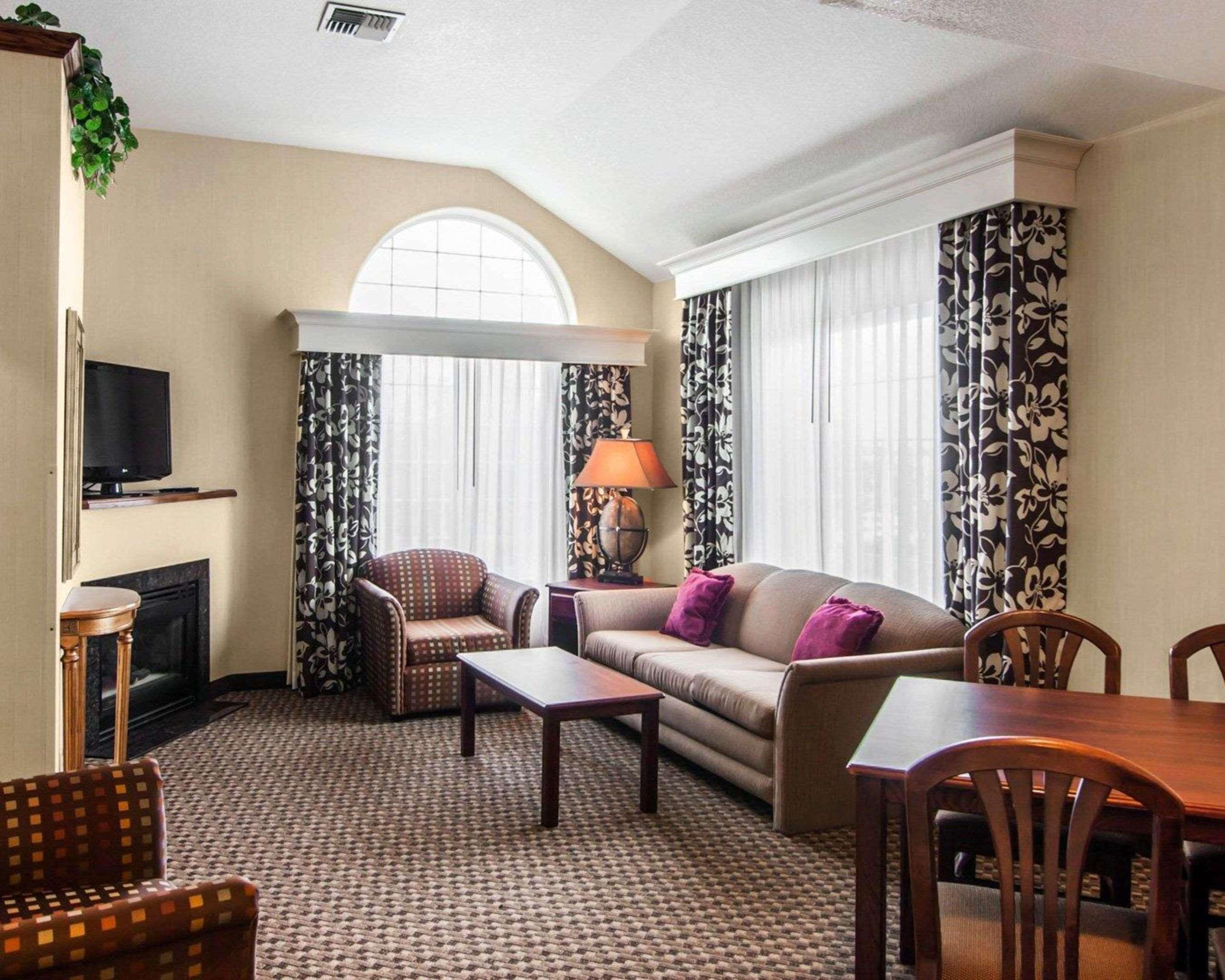 קורבליס Comfort Suites מראה חיצוני תמונה