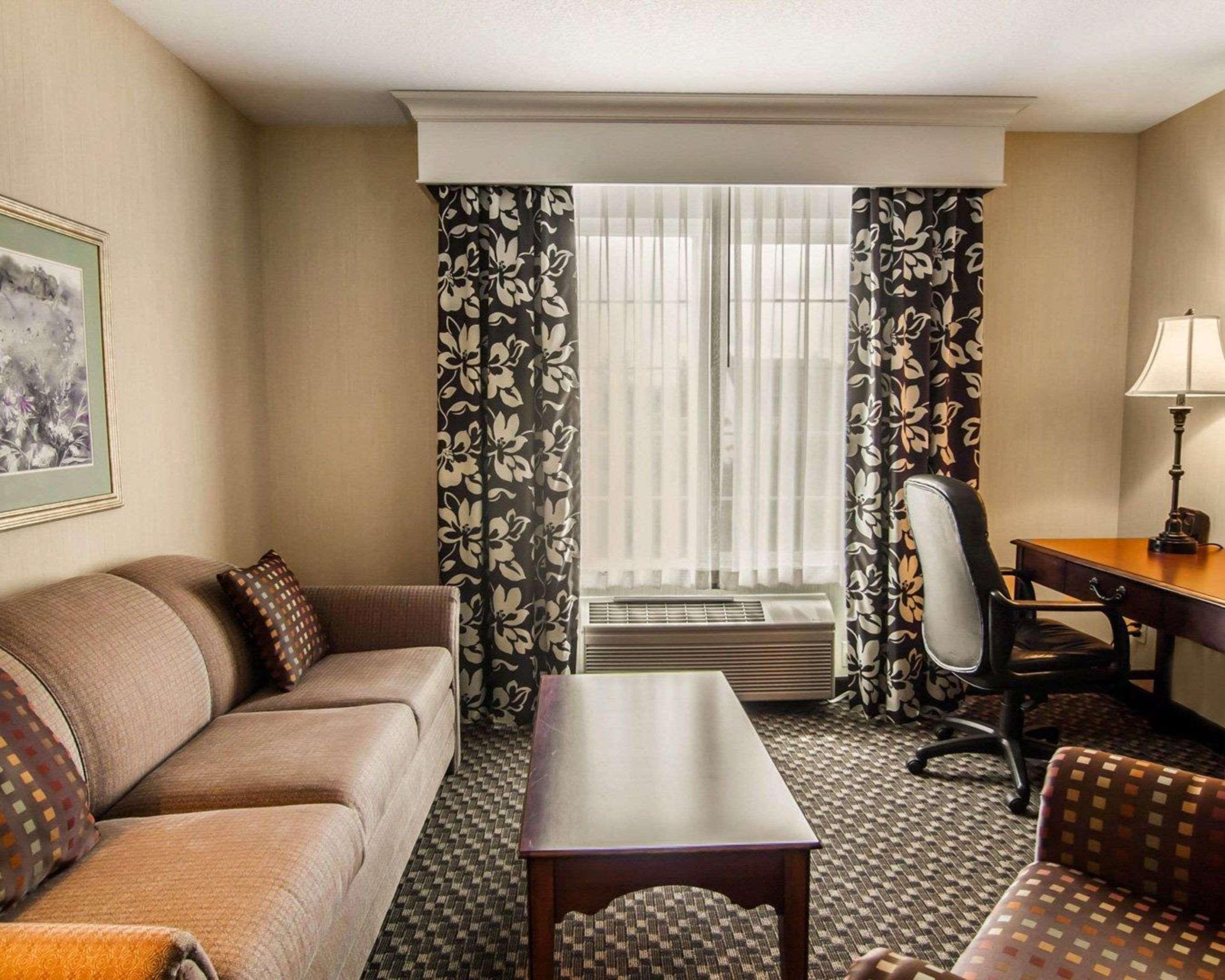קורבליס Comfort Suites מראה חיצוני תמונה