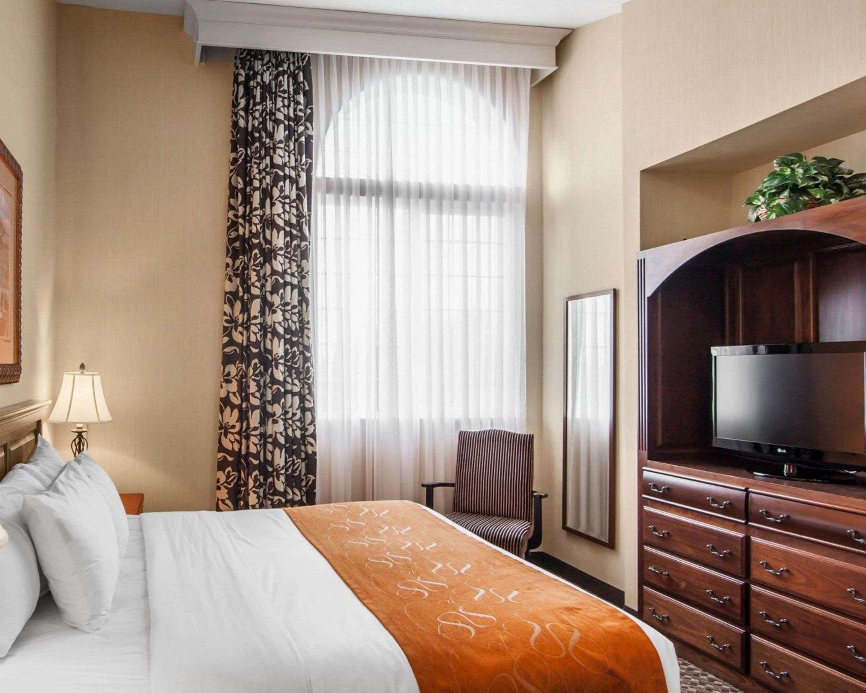 קורבליס Comfort Suites מראה חיצוני תמונה