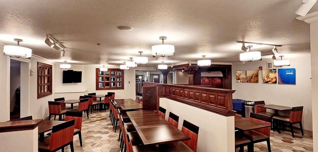 קורבליס Comfort Suites מראה חיצוני תמונה
