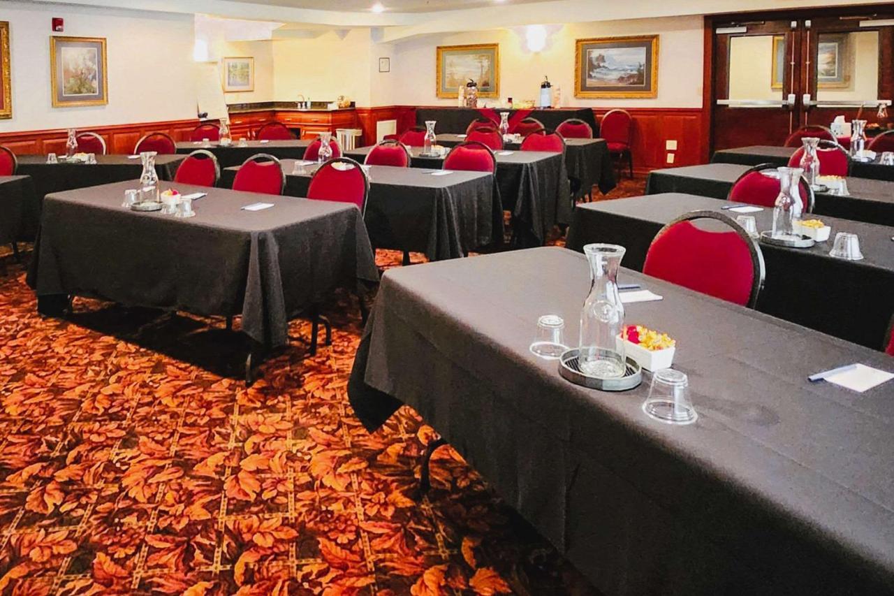 קורבליס Comfort Suites מראה חיצוני תמונה