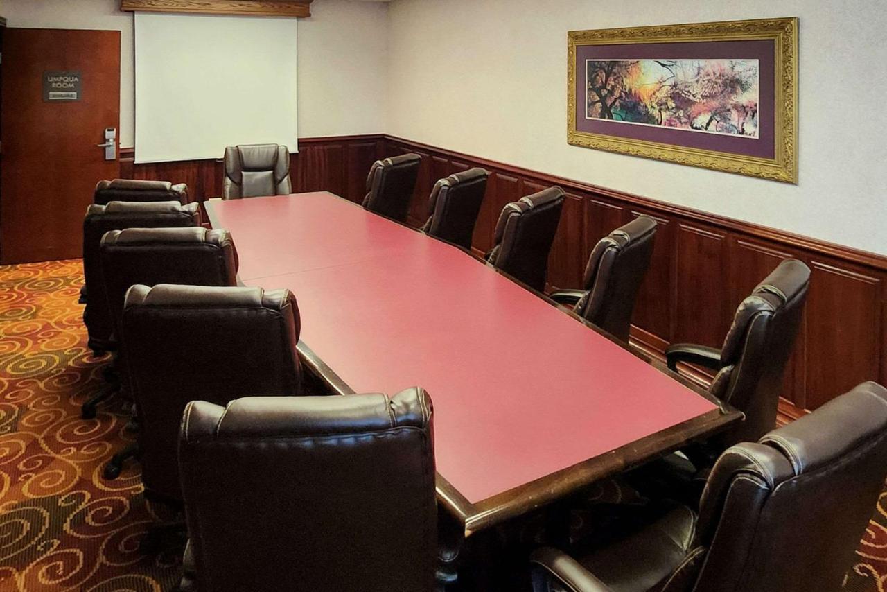 קורבליס Comfort Suites מראה חיצוני תמונה