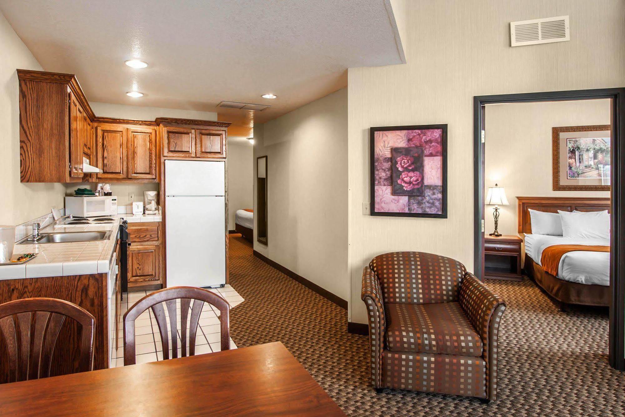 קורבליס Comfort Suites מראה חיצוני תמונה