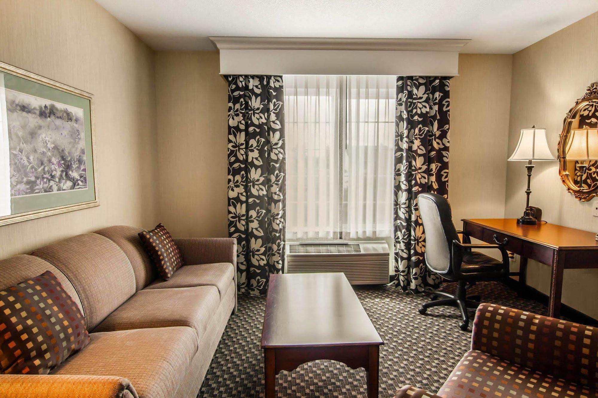 קורבליס Comfort Suites מראה חיצוני תמונה