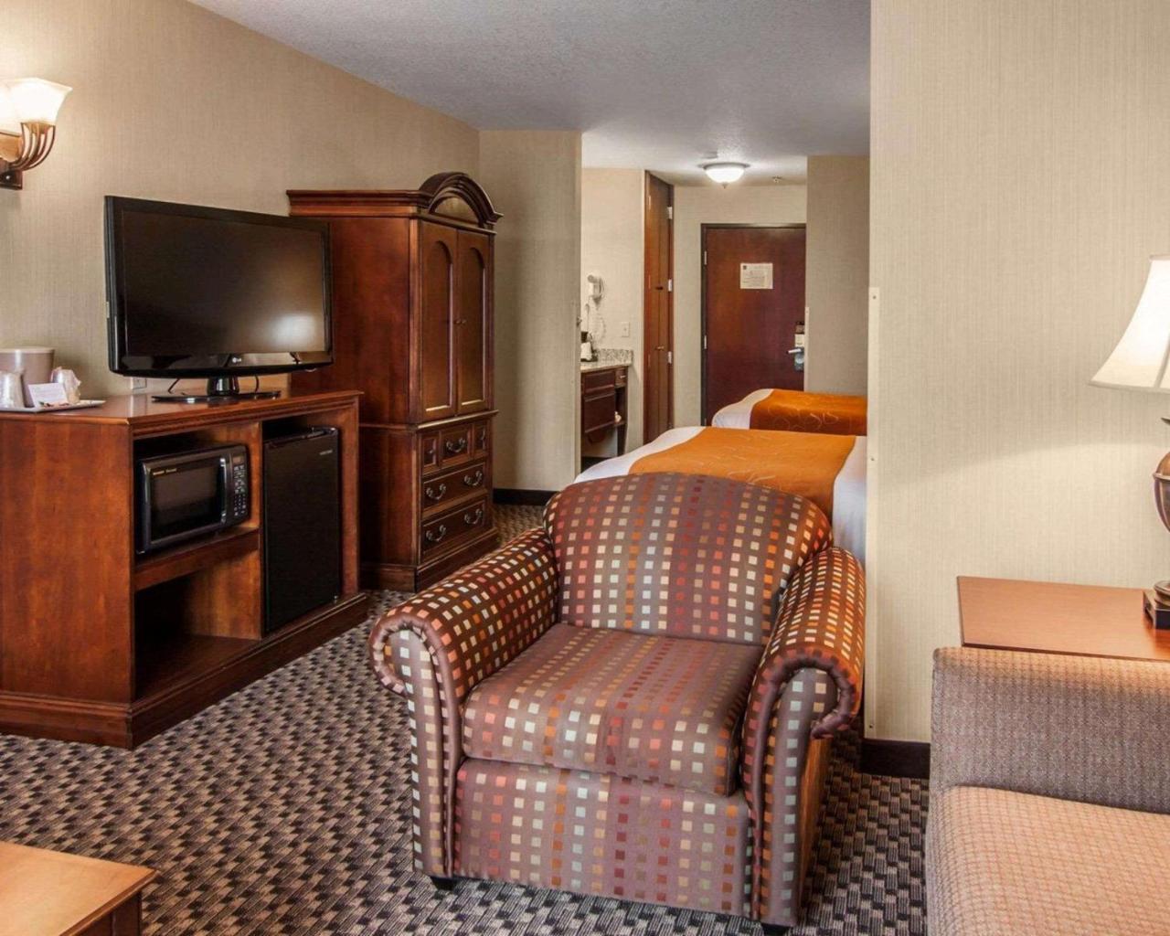 קורבליס Comfort Suites מראה חיצוני תמונה